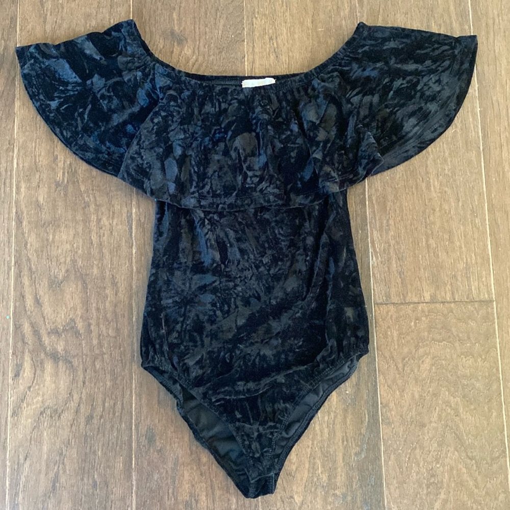 Black velvet altar’’d state off the shoulder bodysuit. Small